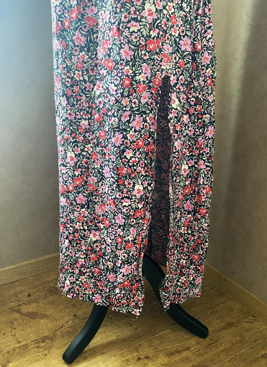 Vestido largo Mango T40 negro con flores rosas y fúcsia – tirantes finos, abertura lateral – photo 3